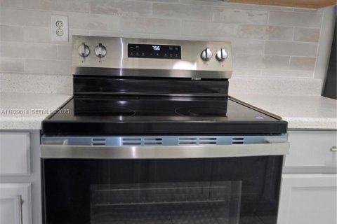 House in Miami, Florida 3 bedrooms, 143.07 sq.m. № 1988472 - photo 12