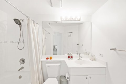 Copropriété à vendre à Sunny Isles Beach, Floride: 2 chambres, 95.13 m2 № 1979368 - photo 24