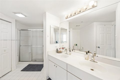 Copropriété à vendre à Sunny Isles Beach, Floride: 2 chambres, 95.13 m2 № 1979368 - photo 18