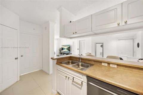 Copropriété à vendre à Sunny Isles Beach, Floride: 2 chambres, 95.13 m2 № 1979368 - photo 11