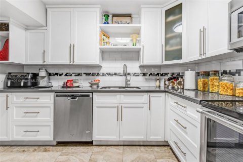 Condo in Hollywood, Florida, 2 bedrooms  № 1857424 - photo 13