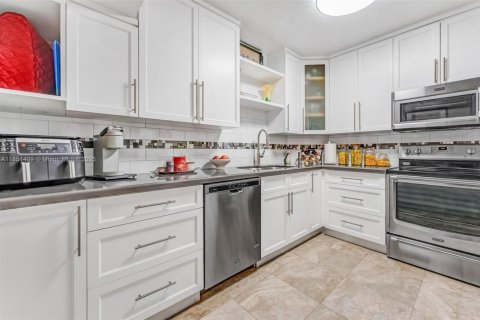 Condo in Hollywood, Florida, 2 bedrooms  № 1857424 - photo 3