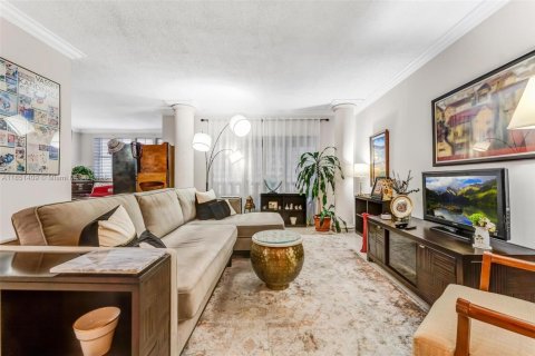 Condo in Hollywood, Florida, 2 bedrooms  № 1857424 - photo 1