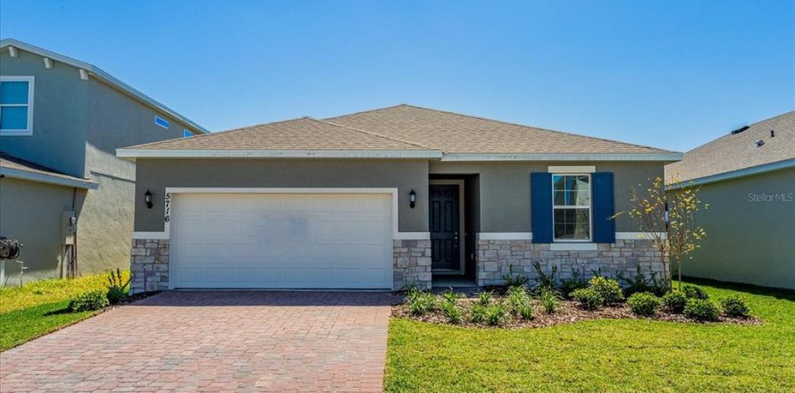 House in Tavares, Florida 4 bedrooms, 148.46 sq.m. № 1547163
