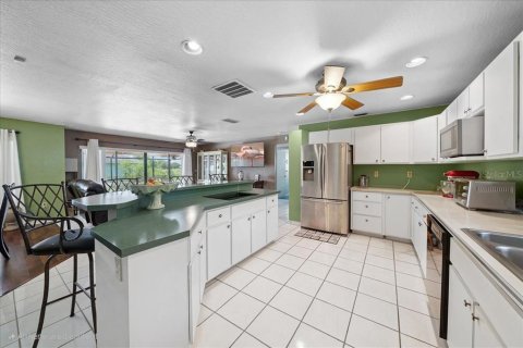 House in Palm Bay, Florida 4 bedrooms, 206.8 sq.m. № 1846841 - photo 14