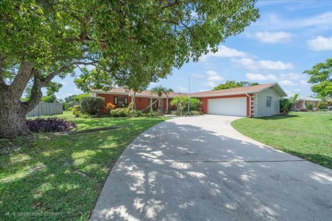 House in Palm Bay, Florida 4 bedrooms, 206.8 sq.m. № 1846841 - photo 1