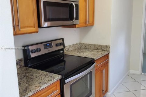 Villa ou maison à louer à North Miami Beach, Floride: 4 chambres, 103.86 m2 № 2171285 - photo 2