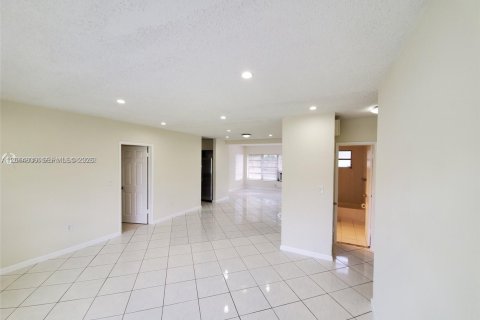 Villa ou maison à louer à North Miami Beach, Floride: 4 chambres, 103.86 m2 № 2171285 - photo 11