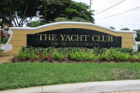 Condo in Hypoluxo, Florida, 2 bedrooms  № 1215991 - photo 1
