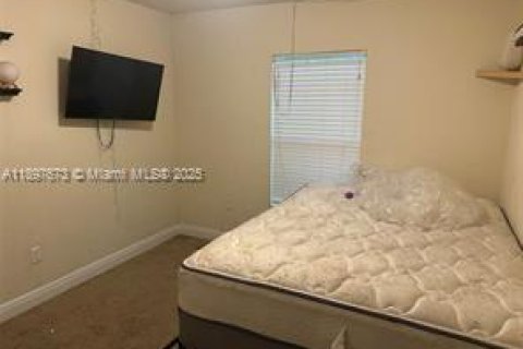 House in Port St. Lucie, Florida 3 bedrooms, 214.7 sq.m. № 2014510 - photo 16