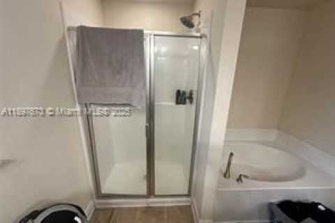 House in Port St. Lucie, Florida 3 bedrooms, 214.7 sq.m. № 2014510 - photo 13