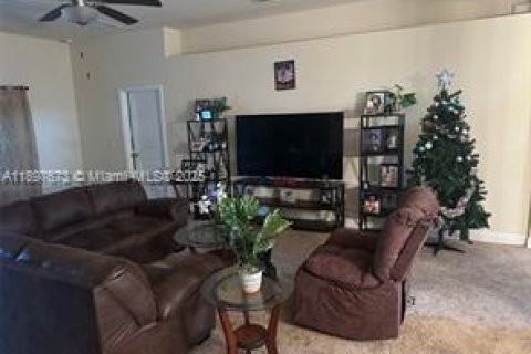 House in Port St. Lucie, Florida 3 bedrooms, 214.7 sq.m. № 2014510 - photo 7