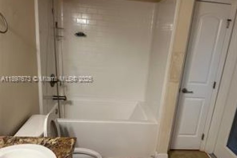 House in Port St. Lucie, Florida 3 bedrooms, 214.7 sq.m. № 2014510 - photo 17