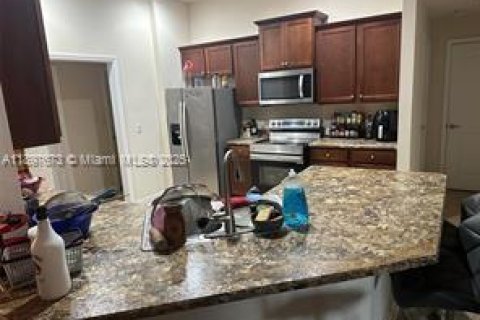 House in Port St. Lucie, Florida 3 bedrooms, 214.7 sq.m. № 2014510 - photo 11