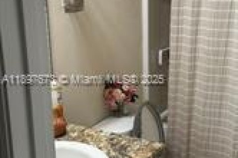 House in Port St. Lucie, Florida 3 bedrooms, 214.7 sq.m. № 2014510 - photo 14