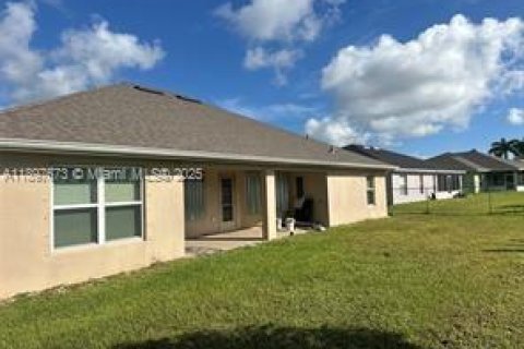 House in Port St. Lucie, Florida 3 bedrooms, 214.7 sq.m. № 2014510 - photo 4