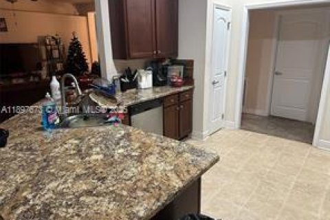 House in Port St. Lucie, Florida 3 bedrooms, 214.7 sq.m. № 2014510 - photo 10