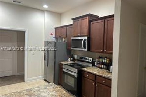 House in Port St. Lucie, Florida 3 bedrooms, 214.7 sq.m. № 2014510 - photo 12