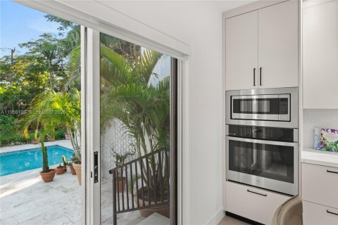 House in Miami, Florida 3 bedrooms, 183.76 sq.m. № 2009967 - photo 17