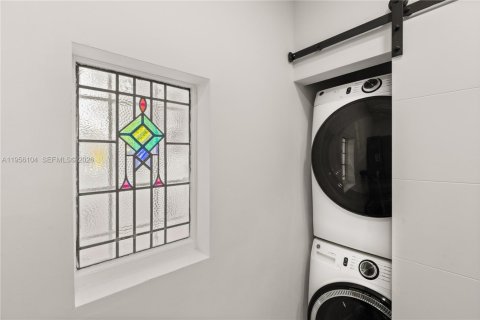 House in Miami, Florida 3 bedrooms, 183.76 sq.m. № 2009967 - photo 23