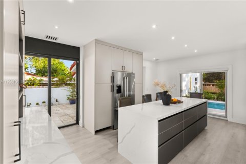 House in Miami, Florida 3 bedrooms, 183.76 sq.m. № 2009967 - photo 13