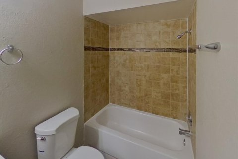 Villa ou maison à louer à Brandon, Floride: 4 chambres, 141.95 m2 № 1866205 - photo 10
