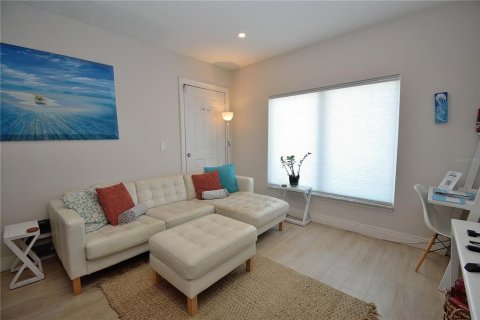 House in Cocoa Beach, Florida 3 bedrooms, 110.37 sq.m. № 1718038 - photo 17