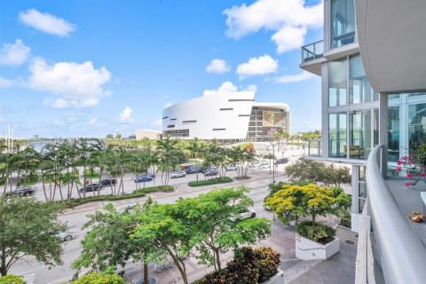 Condo in Miami, Florida, 1 bedroom  № 1867689 - photo 1