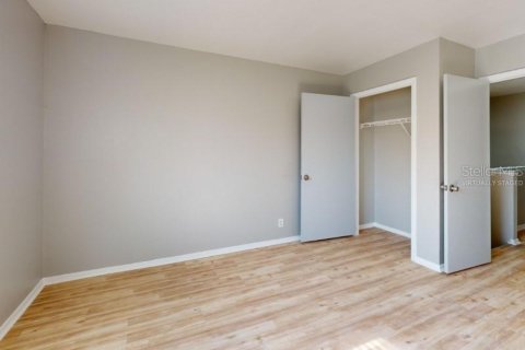 Townhouse in Saint Petersburg, Florida 2 bedrooms, 102.94 sq.m. № 2195476 - photo 7