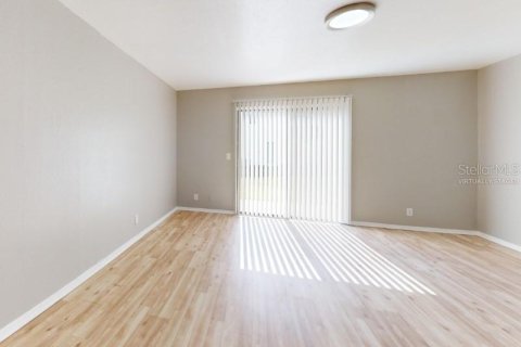 Townhouse in Saint Petersburg, Florida 2 bedrooms, 102.94 sq.m. № 2195476 - photo 9