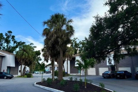Townhouse in Saint Petersburg, Florida 2 bedrooms, 102.94 sq.m. № 2195476 - photo 14