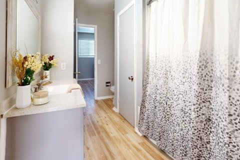 Townhouse in Saint Petersburg, Florida 2 bedrooms, 102.94 sq.m. № 2195476 - photo 11