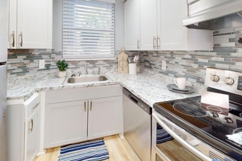 Townhouse in Saint Petersburg, Florida 2 bedrooms, 102.94 sq.m. № 2195476 - photo 3