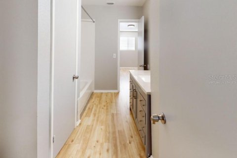 Townhouse in Saint Petersburg, Florida 2 bedrooms, 102.94 sq.m. № 2195476 - photo 12