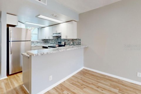 Townhouse in Saint Petersburg, Florida 2 bedrooms, 102.94 sq.m. № 2195476 - photo 10