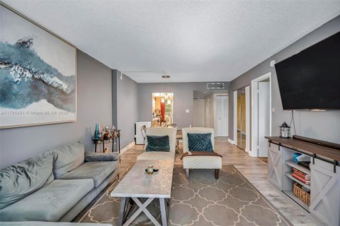 Condominio en venta en Lauderdale Lakes, Florida, 2 dormitorios, 93.09 m2 № 1683260 - foto 3
