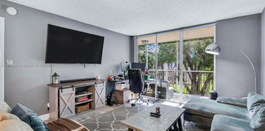 Condominio en Lauderdale Lakes, Florida, 2 dormitorios № 1683260