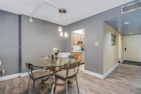 Condominio en venta en Lauderdale Lakes, Florida, 2 dormitorios, 93.09 m2 № 1683260 - foto 4