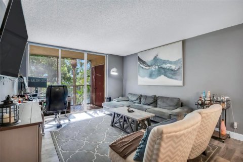 Condominio en venta en Lauderdale Lakes, Florida, 2 dormitorios, 93.09 m2 № 1683260 - foto 2