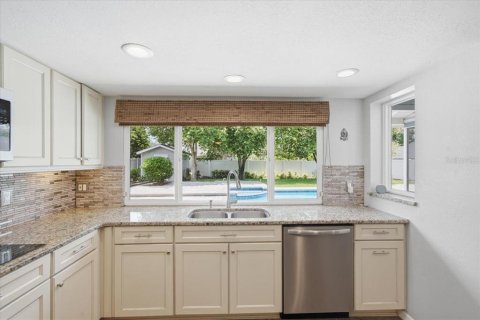 House in Tampa, Florida 4 bedrooms, 223.8 sq.m. № 2203424 - photo 15