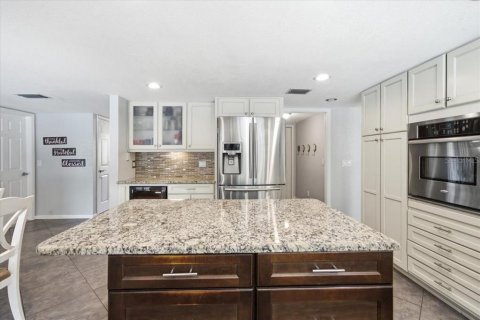 House in Tampa, Florida 4 bedrooms, 223.8 sq.m. № 2203424 - photo 11