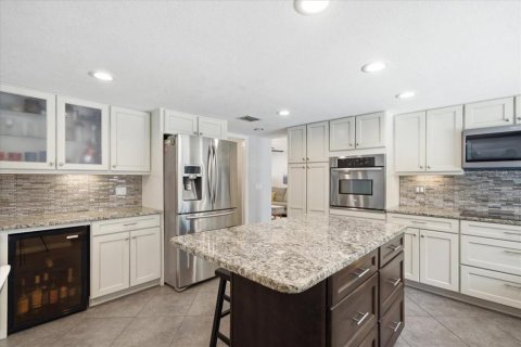 House in Tampa, Florida 4 bedrooms, 223.8 sq.m. № 2203424 - photo 10