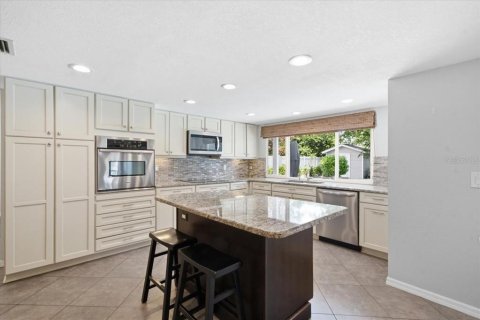 House in Tampa, Florida 4 bedrooms, 223.8 sq.m. № 2203424 - photo 9