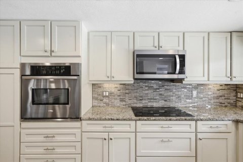 House in Tampa, Florida 4 bedrooms, 223.8 sq.m. № 2203424 - photo 13