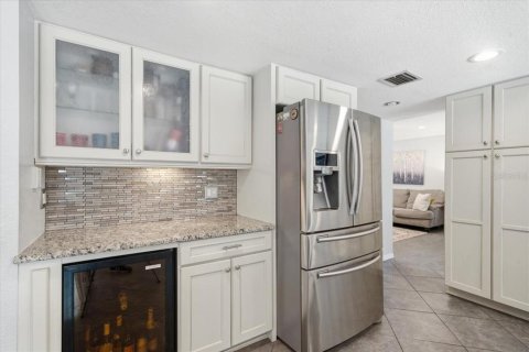 House in Tampa, Florida 4 bedrooms, 223.8 sq.m. № 2203424 - photo 14