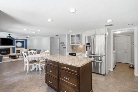House in Tampa, Florida 4 bedrooms, 223.8 sq.m. № 2203424 - photo 12