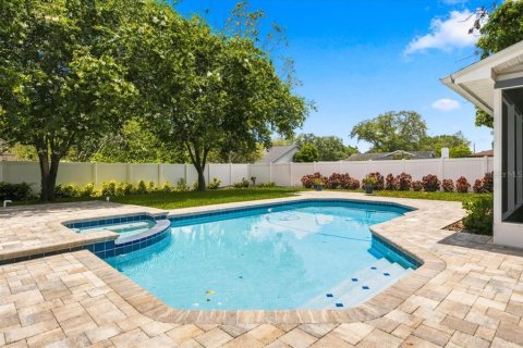 House in Tampa, Florida 4 bedrooms, 223.8 sq.m. № 2203424 - photo 5