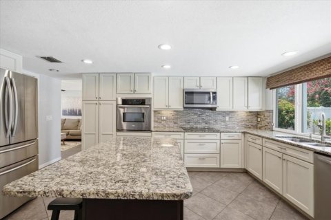 House in Tampa, Florida 4 bedrooms, 223.8 sq.m. № 2203424 - photo 8