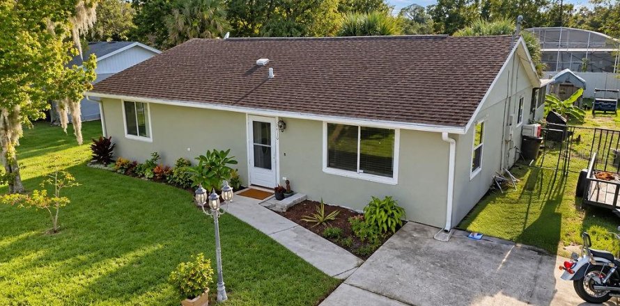 House in Edgewater, Florida 3 bedrooms, 111.48 sq.m. № 2424056