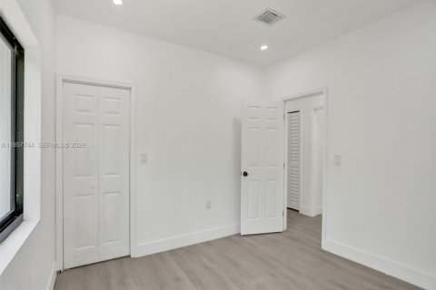 Casa en venta en North Miami, Florida, 5 dormitorios, 116.59 m2 № 2011637 - foto 21
